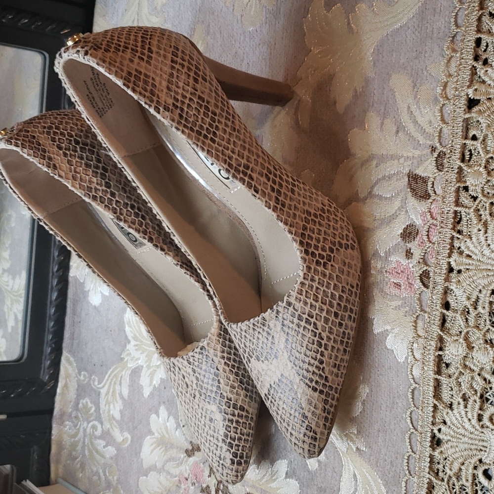 Women's Heels Snake print NWOB